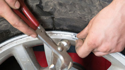 Adhesive vs. Clip-on Wheel Weights